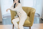 Jing Tian’s intellectual and sexy photo in beige suit