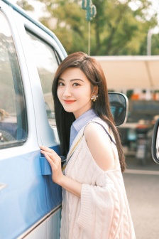 Jing Tian’s college style sexy winter photo