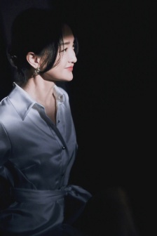 Zhou Xun's sexy photo of white silk satin shirt dress
