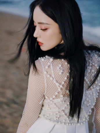 Beautiful photo of Nazha in white pearl dress