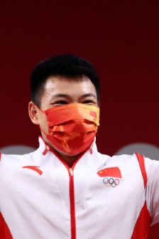 Chen Lijun wins gold medal in men's 67kg weightlifting class