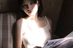 背心美女清新治愈居家写真