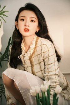 Song Zuer's sexy photo with curly hair and red lips