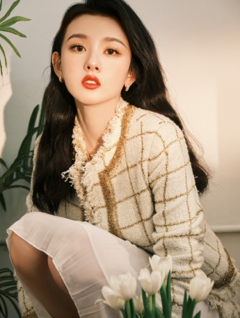 Song Zuer's sexy photo with curly hair and red lips