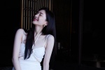 Jiang Shuying sexy photo in white tight suspender skirt