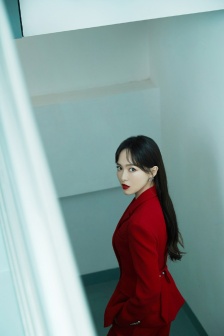 唐嫣红色西服酷飒时尚写真