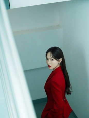 Tang Yan cool fashion photo in red suit