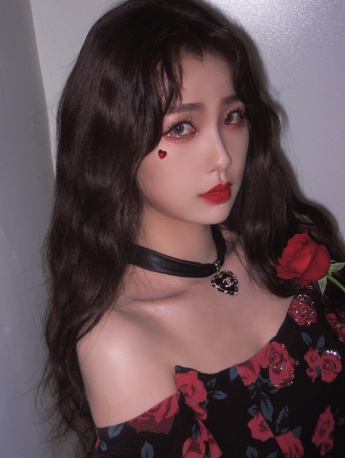 虞书欣抹胸纱裙火辣性感写真