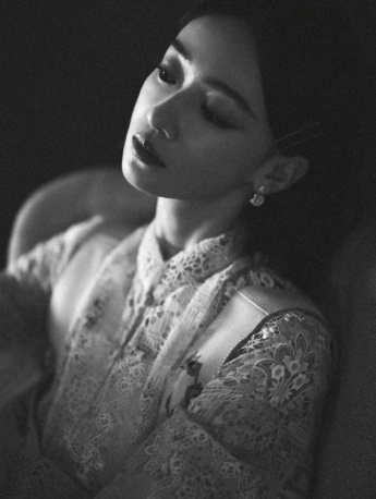 吴谨言俏丽短发性感活动照图片