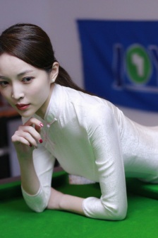 Pictures of beautiful billiards referee Wang Zhongyao in cheongsam