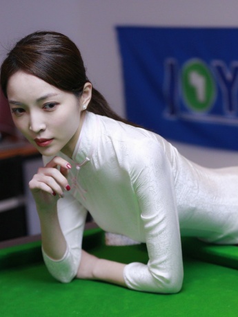 Pictures of beautiful billiards referee Wang Zhongyao in cheongsam