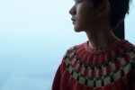 Wang Yuan's handsome spring photo in red sweater