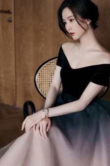 Liu Shishi's elegant and sexy photo in deep V dress