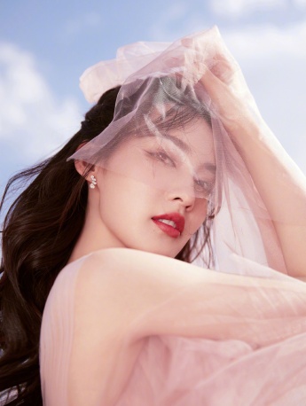 李沁粉红纱裙温柔性感写真