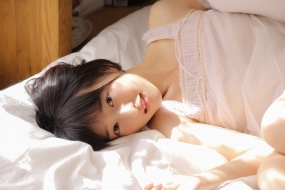 俏皮短發美女寫真桌麵壁紙