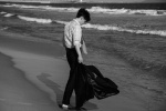 Deng Lun's black and white textured photo of seaside atmosphere