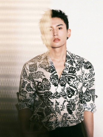 张哲瀚初夏时节帅气杂志写真