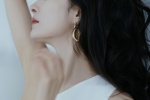 Yang Mi’s charming and sexy photo with curly hair and red lips