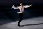 羽生結弦親吻冰麵電腦壁紙