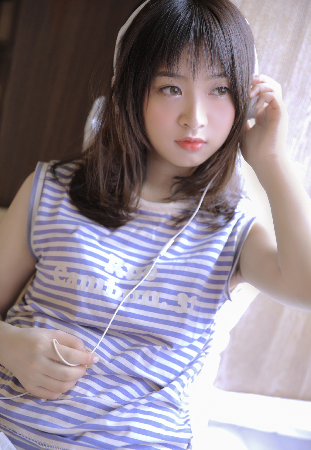 刘芸，夏日轻熟风穿搭，温柔长发、淡雅妆容，简单的白衬衫……