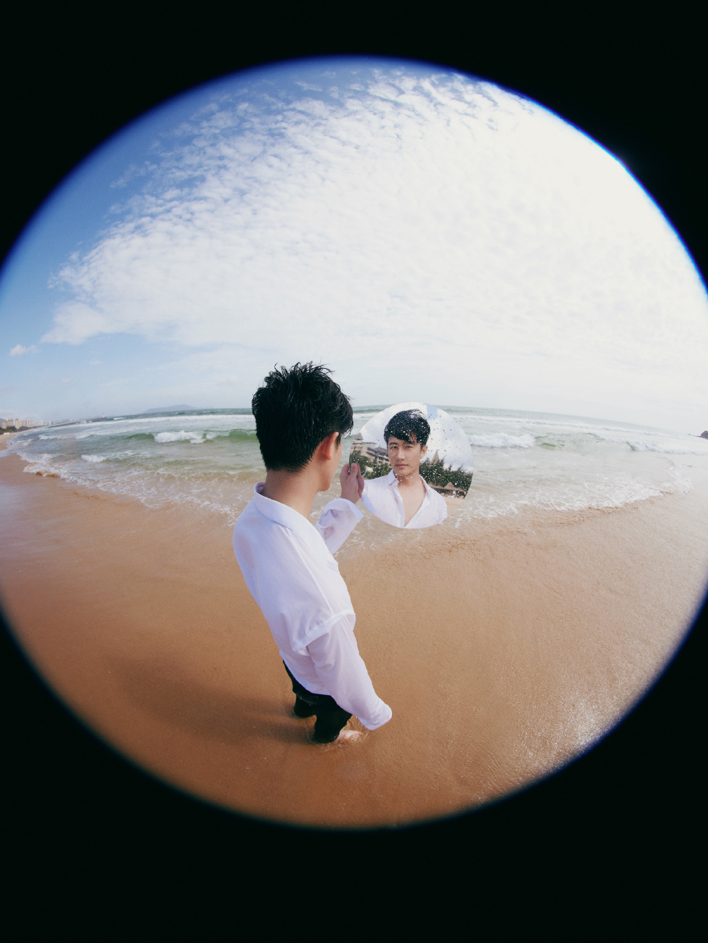 黄轩白衬衣慵懒沙滩写真
