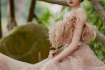 Guan Xiaotong sexy photo in pink feather dress