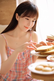 白皙美女吊带长腿丰满性感写真