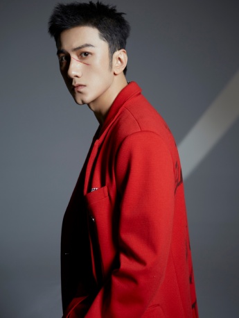 Xiao Shunyao handsome photo pictures in red windbreaker