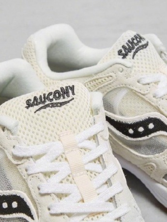 索康尼黑白雙色復古跑鞋展示