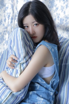 明艳动人的美女性感写真图片