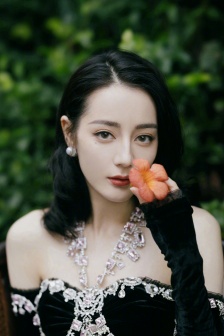 Dilireba sexy photo pictures in black velvet dress