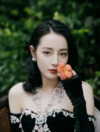 迪麗熱巴黑絲絨禮裙性感寫真圖片