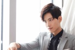 Zhang Junning elegant and handsome photo desktop wallpaper