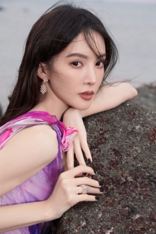 Jin Chen's hot and sexy photo of off-the-shoulder dress