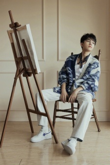 Wang Junkai's artistic and handsome photo with gold glasses