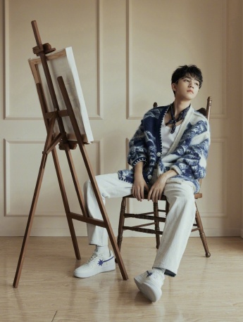 Wang Junkai's artistic and handsome photo with gold glasses