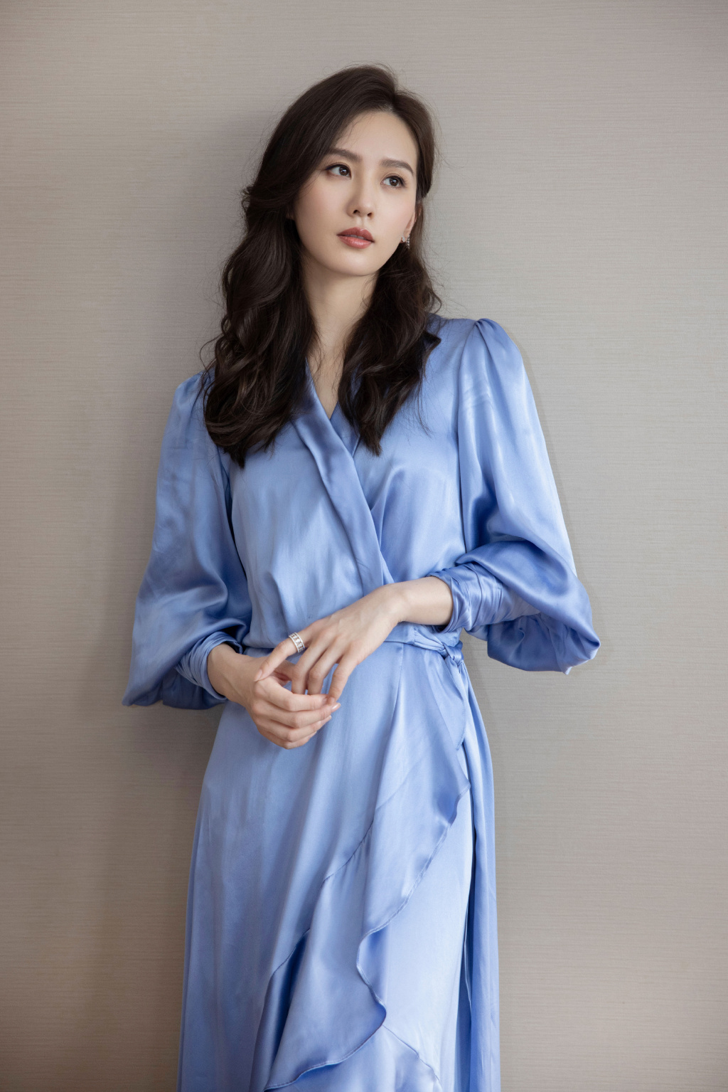 刘诗诗蓝丝绸长裙优雅性感写真图片