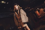 Liu Yuxin's cool and sexy photo with leopard print and big back hair