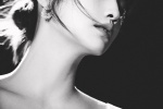 Rainie Yang's black and white photo blockbuster with light and shadow texture