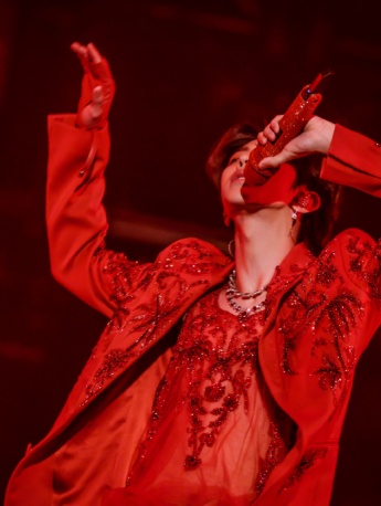 Cai Xukun handsome photo in red glitter suit
