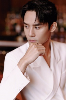 Wang Kai's elegant and handsome photo in pure white suit
