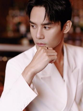 Wang Kai's elegant and handsome photo in pure white suit