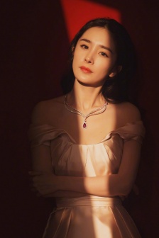 Yang Mi's elegant and sexy photo mobile wallpaper with curly hair and big waves