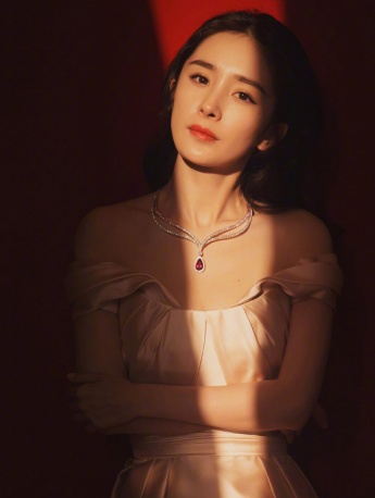 杨幂卷发大波浪优雅性感写真手机壁纸