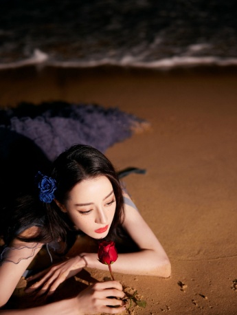 迪麗熱巴黑色紗裙嫵媚性感寫真