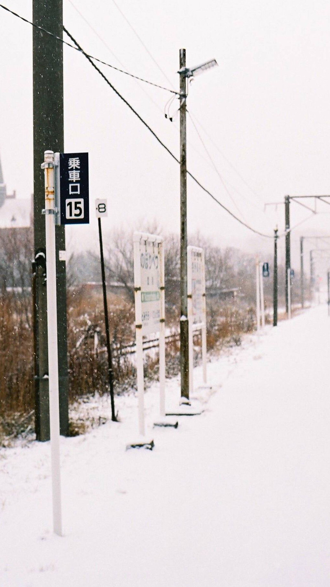 日本铁轨雪景风光手机壁纸