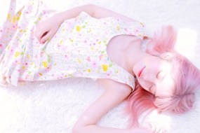 粉色长发美女图片桌面壁纸