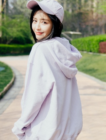 Tong Liya sweet photo pictures in light color sweatshirt