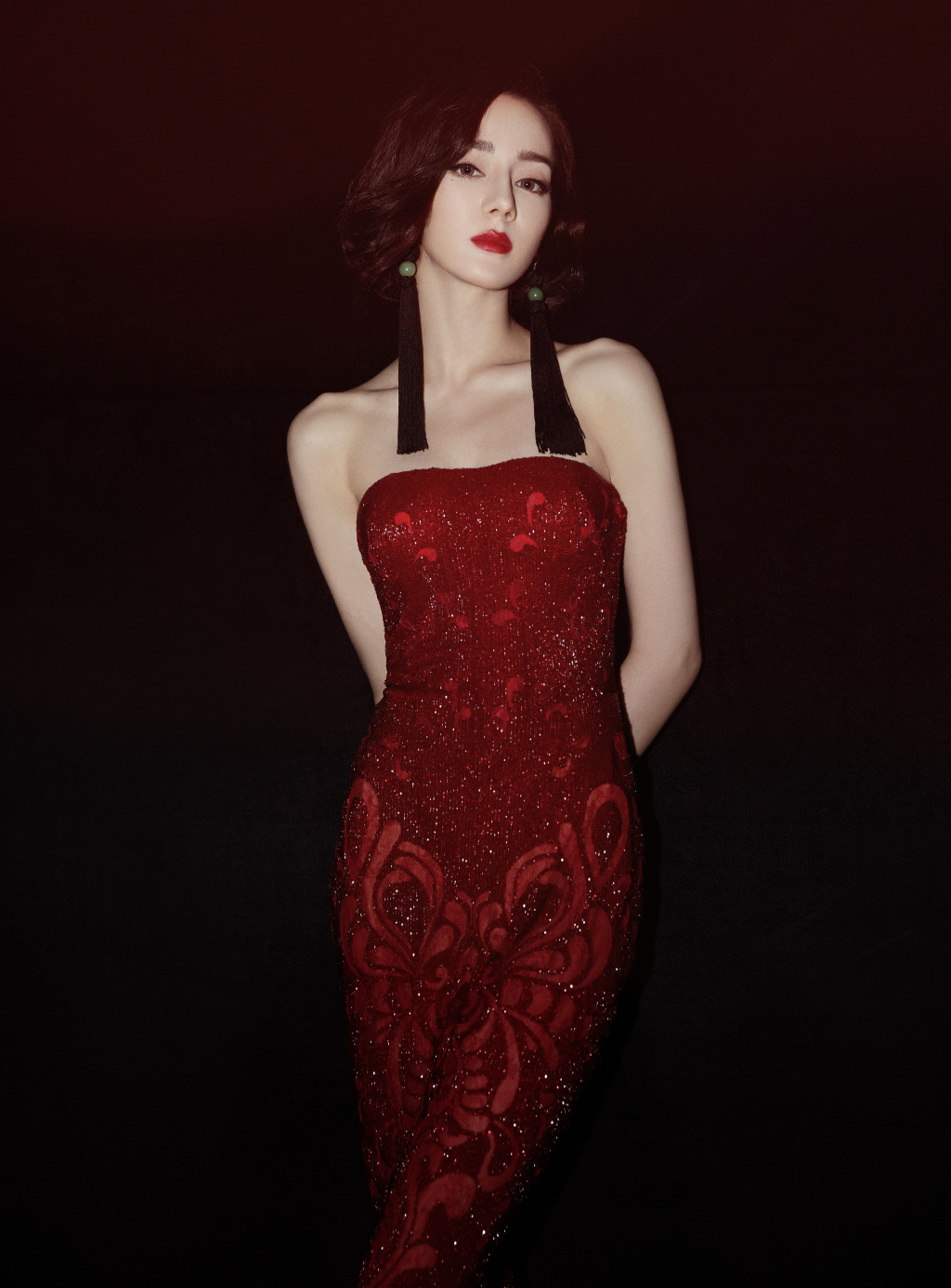 迪丽热巴红色礼服优雅性感写真