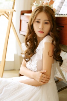 端庄秀美的白纱美女写真图片